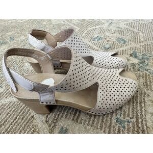 Dansko Teagan Women sz 41 Beige Perforated Peep-Toe Slingback Sandals Block Heel